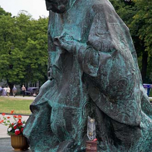 Pomnik Stefana Wyszyńskiego przed Klasztorem Jasnogórskim